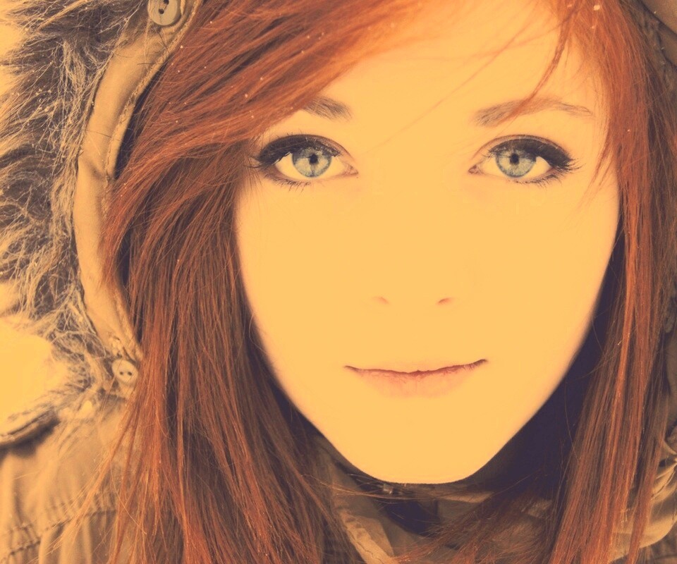 Рыжая в капюшоне обои