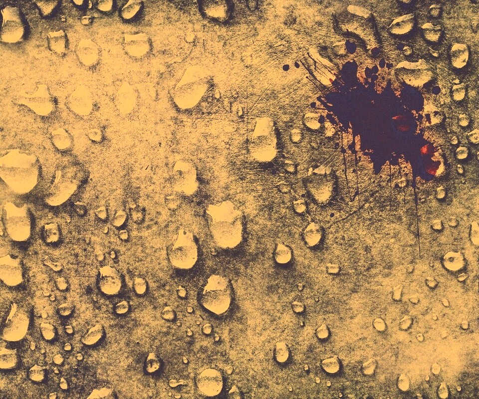 Кровавое пятно и капли воды обои