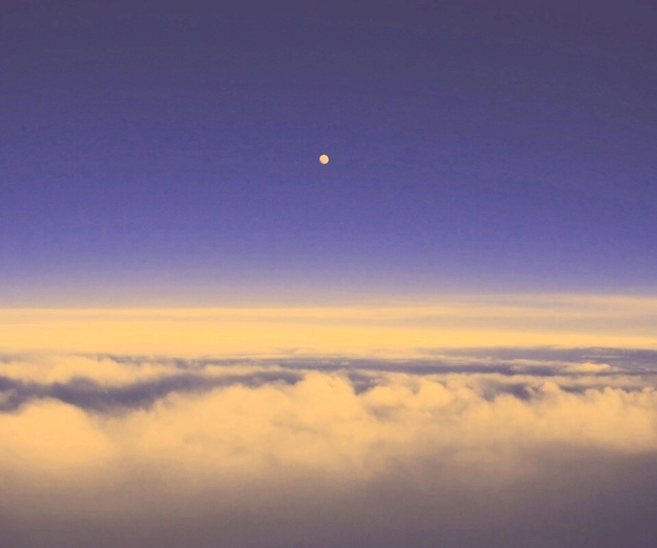 Одинокая луна над облаками обои