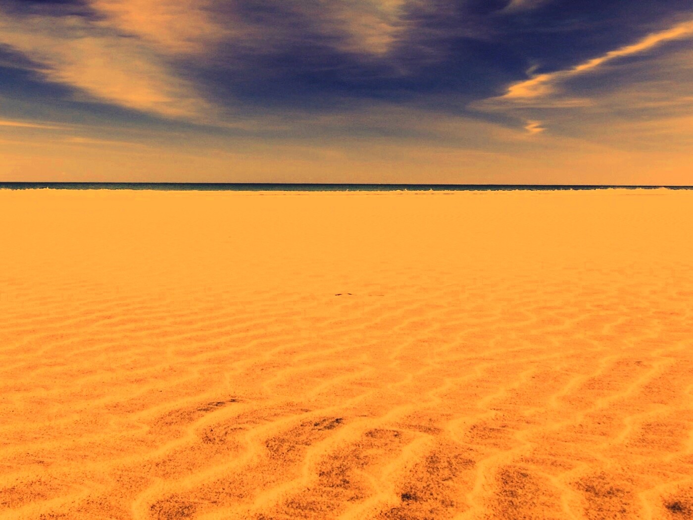 Пустыня на фоне моря обои