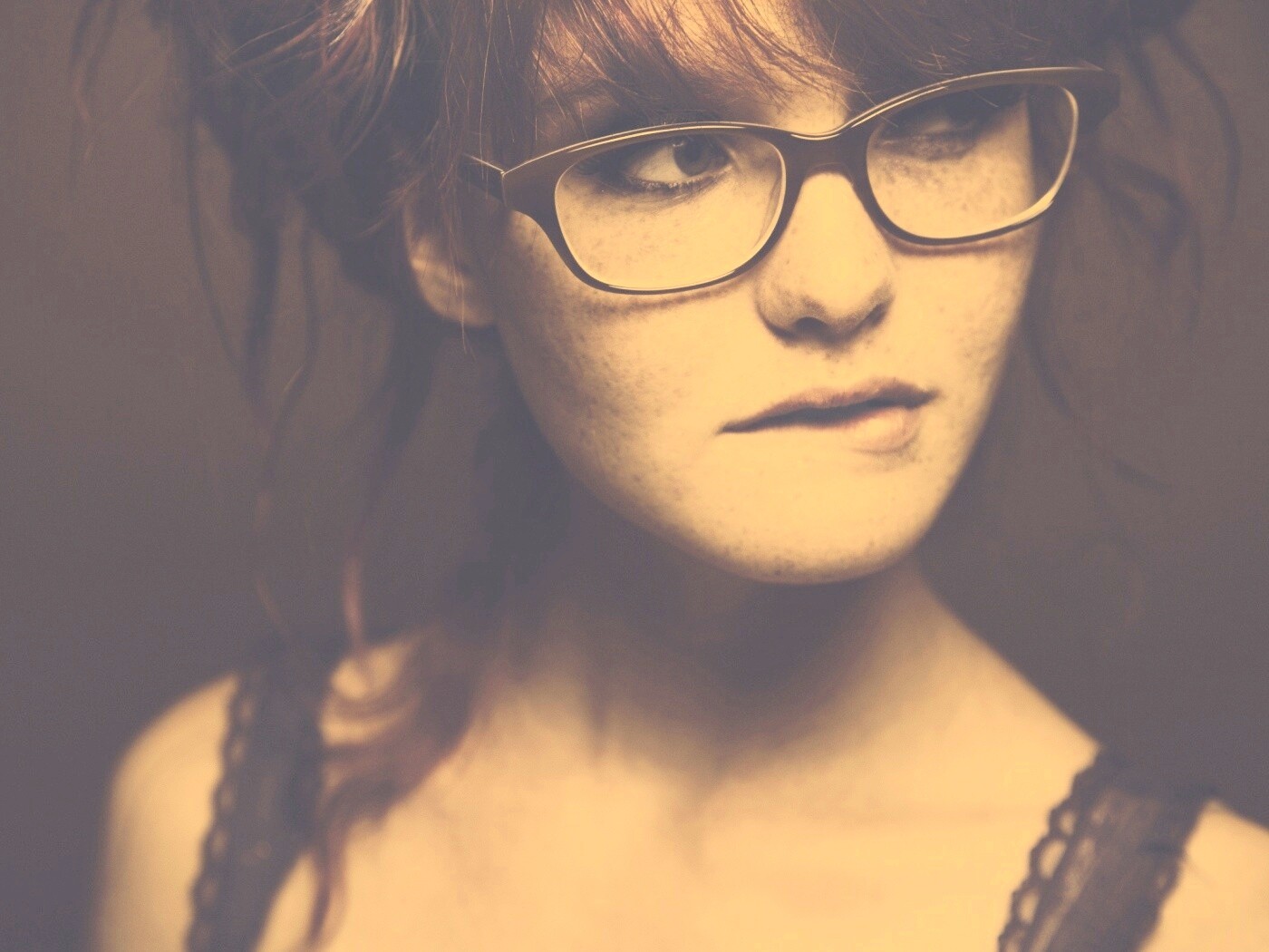 Рыженькая кусает губу обои