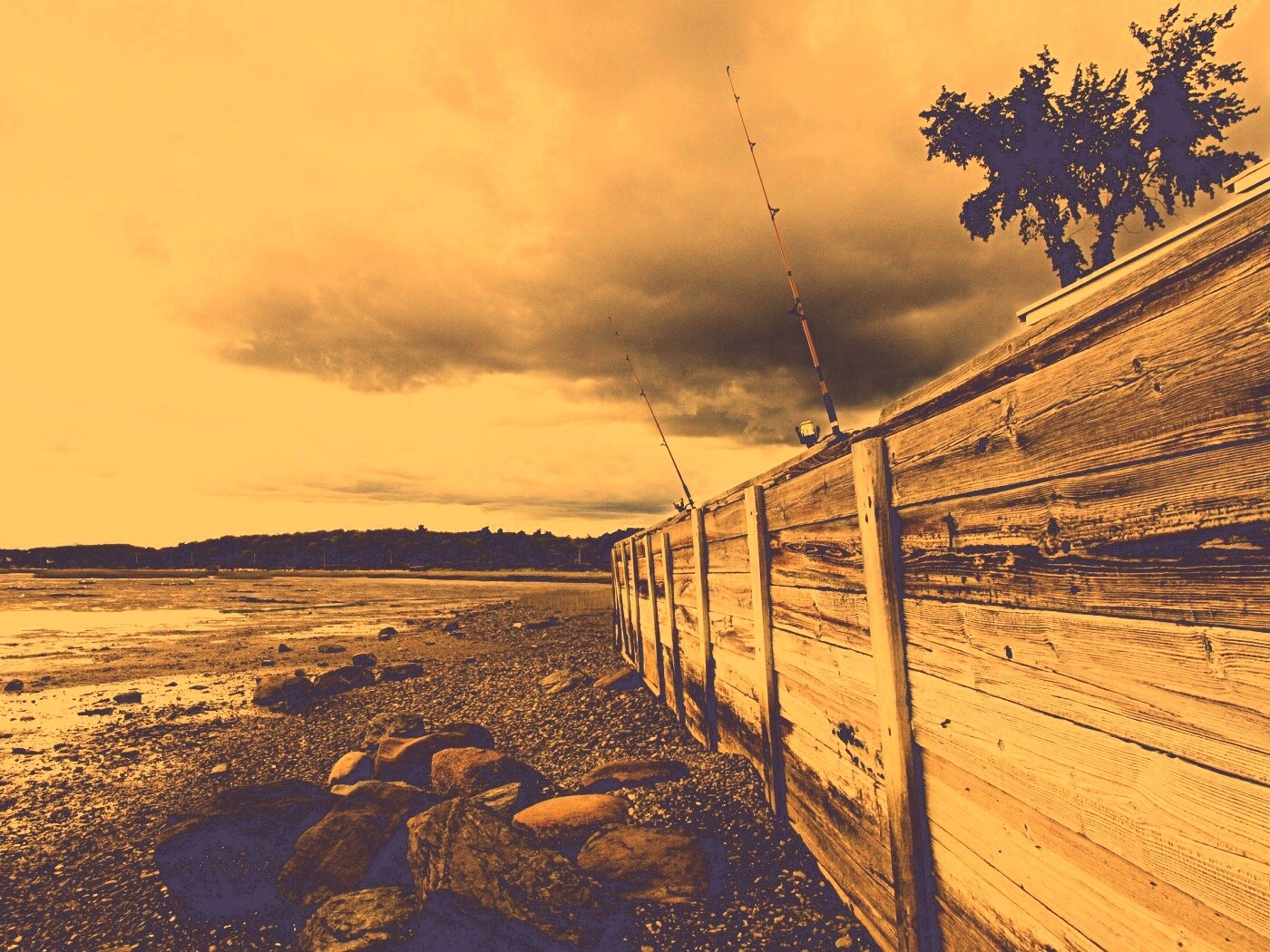 Отлив у деревянной набережной обои