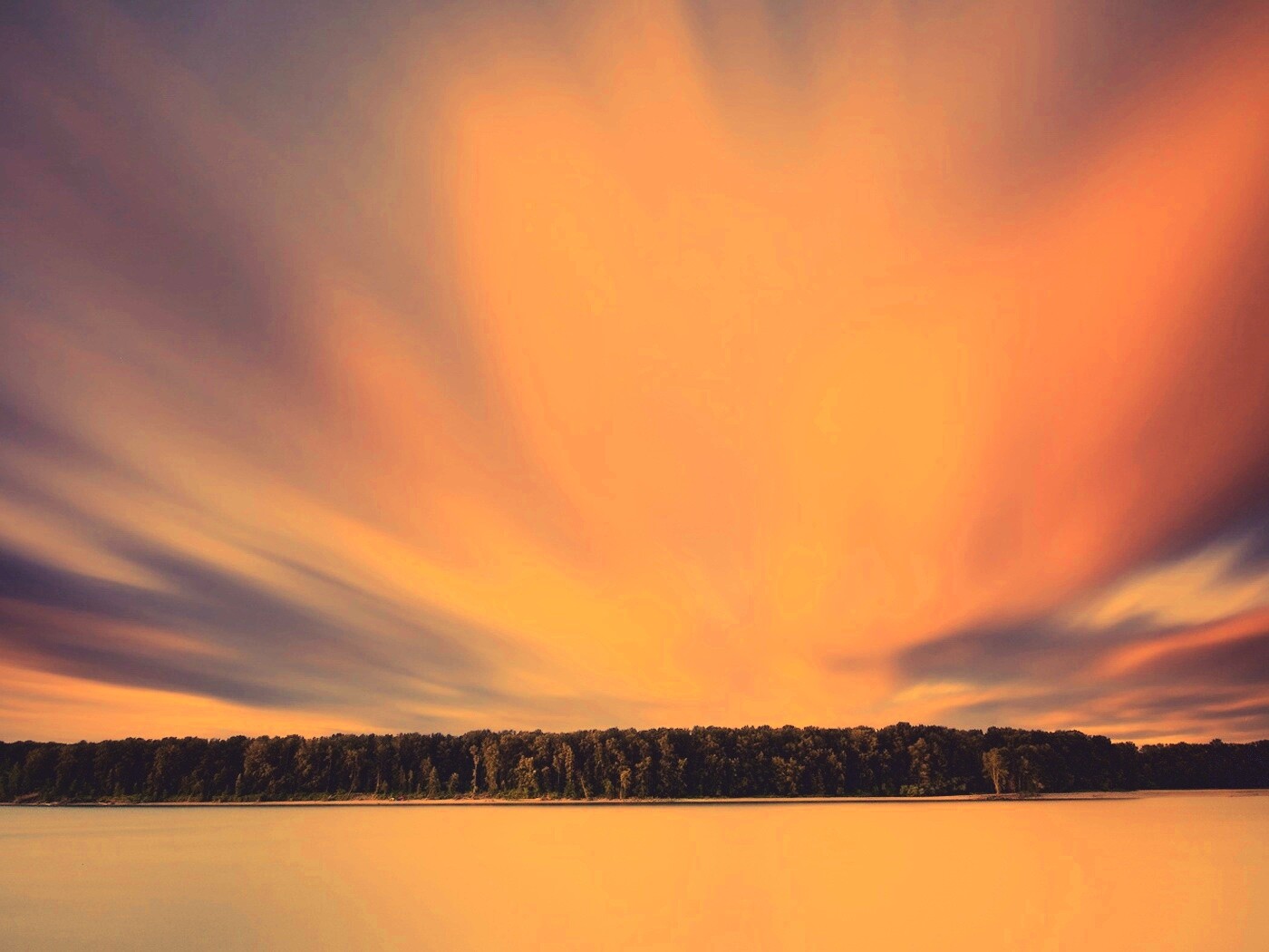 Вечернее небо над озером обои
