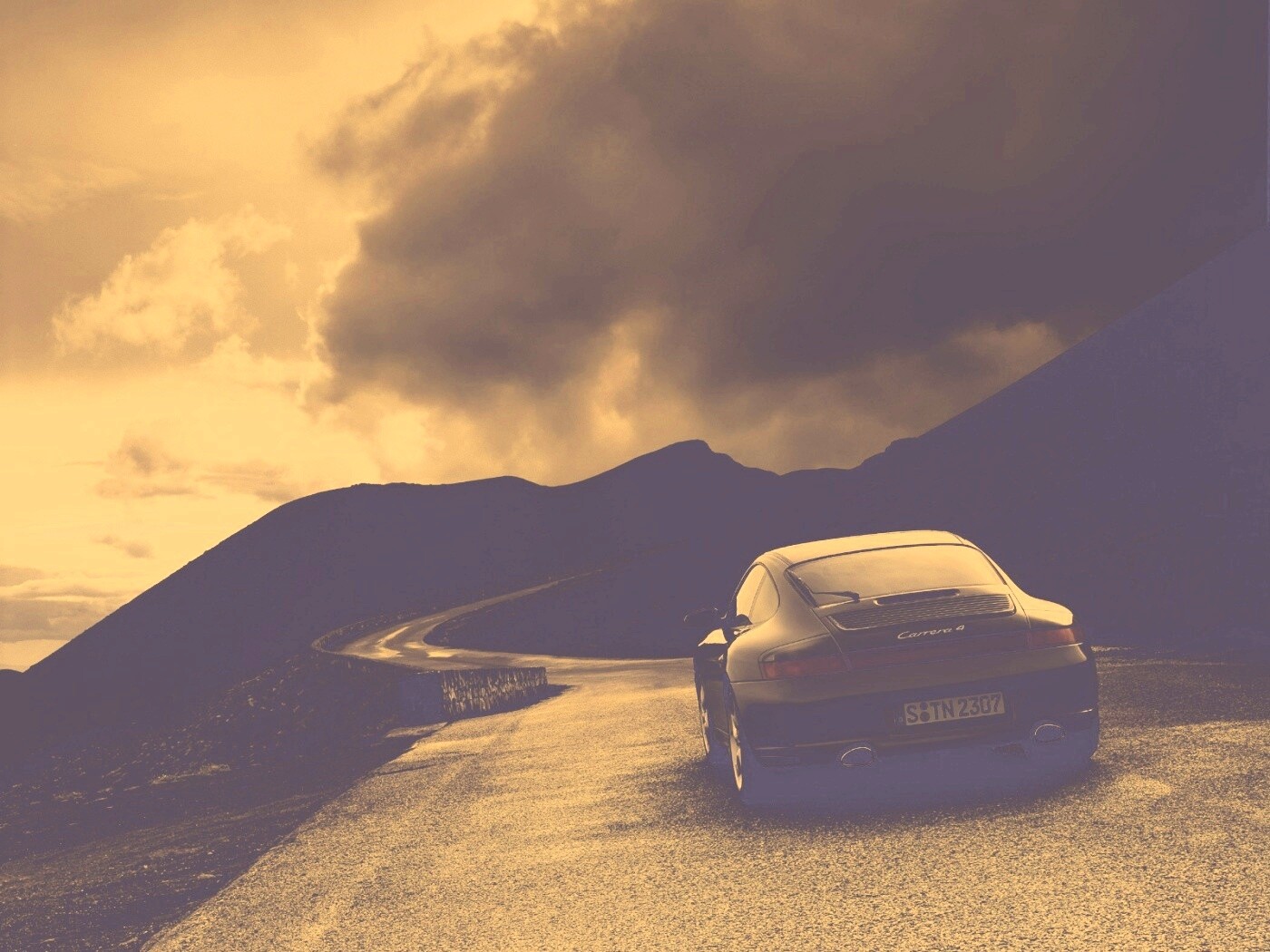 Черный Порше на горной дороге обои