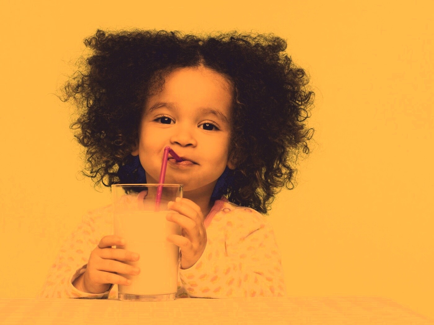 Девочка пьет молоко обои