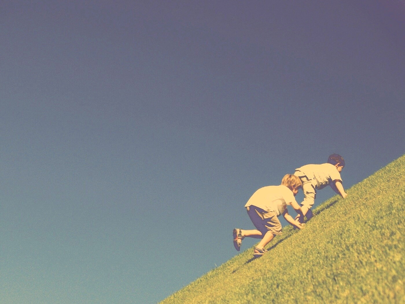 Дети взбираются в гору обои