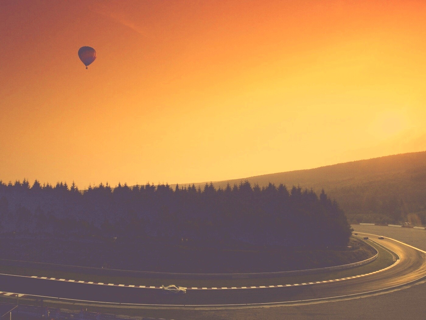 Воздушный шар над треком обои