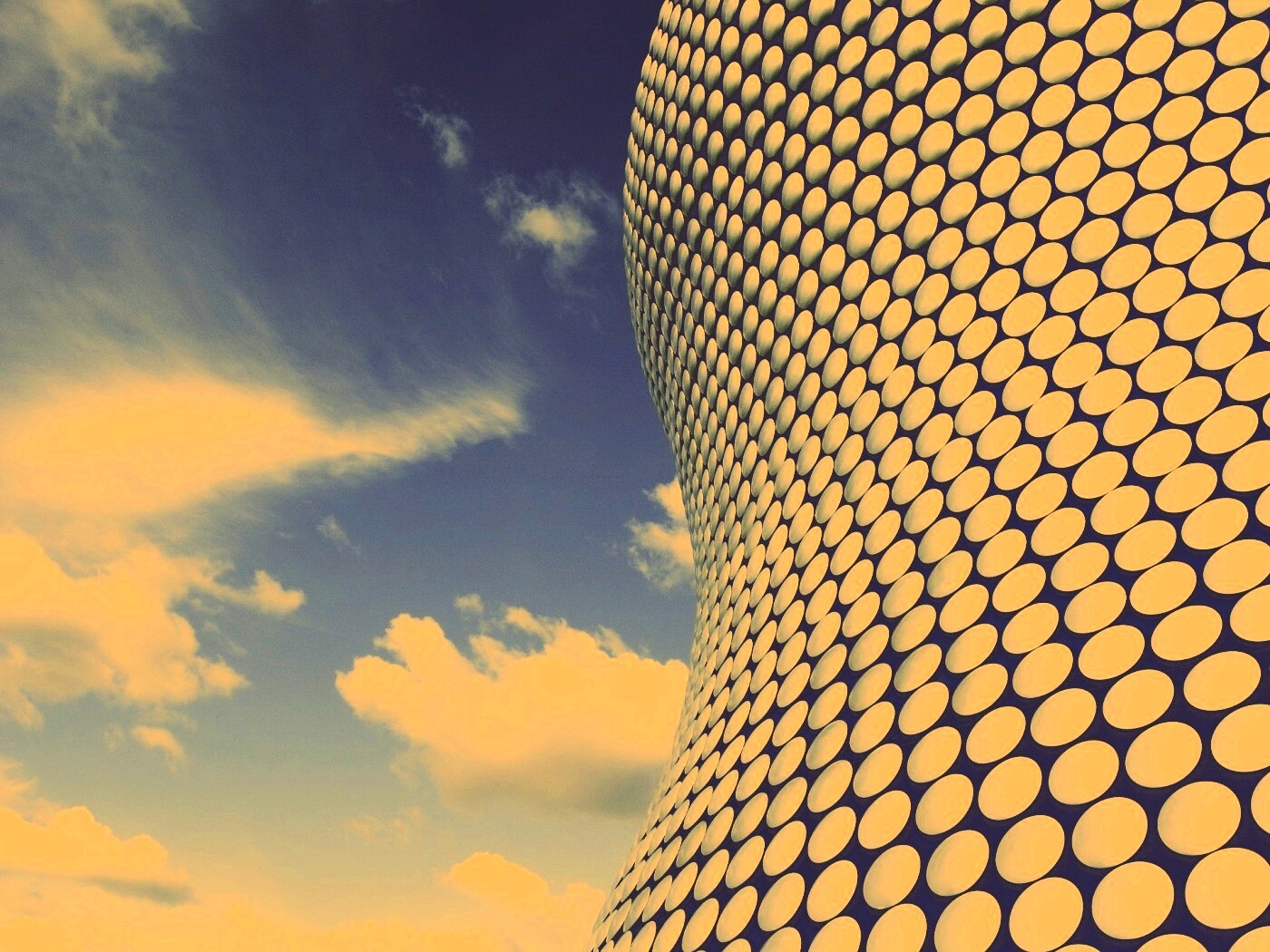 Стена из белых кругов обои