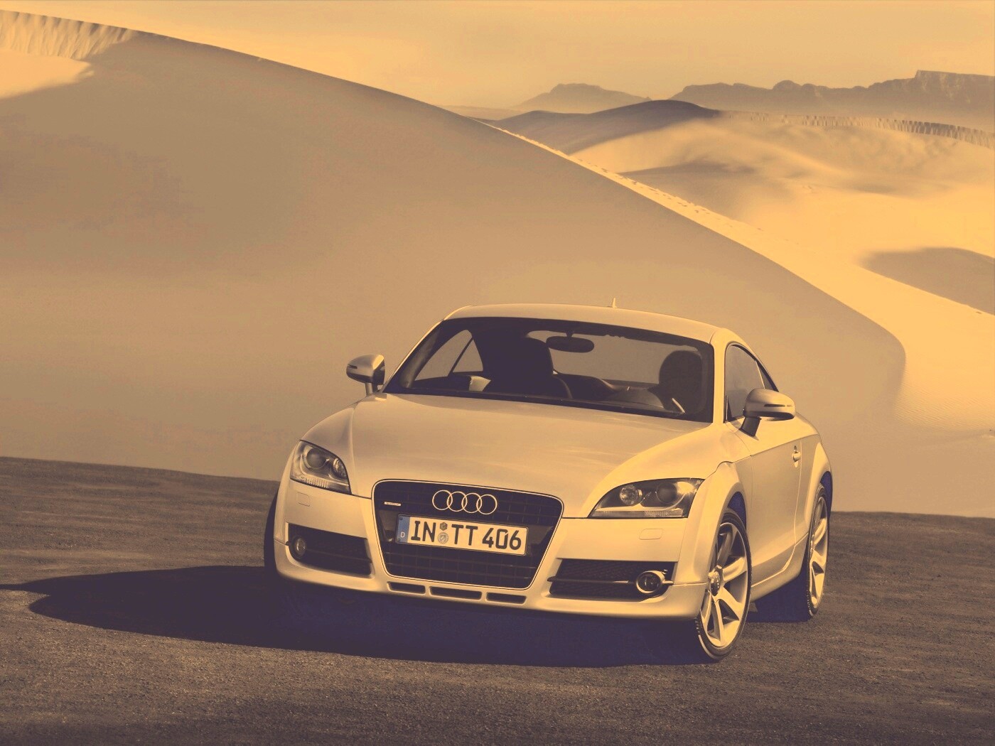 Audi TT на фоне снега обои