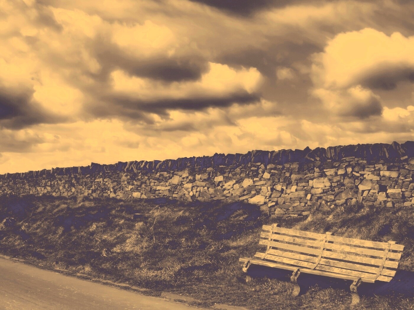 Скамейка у дороги обои