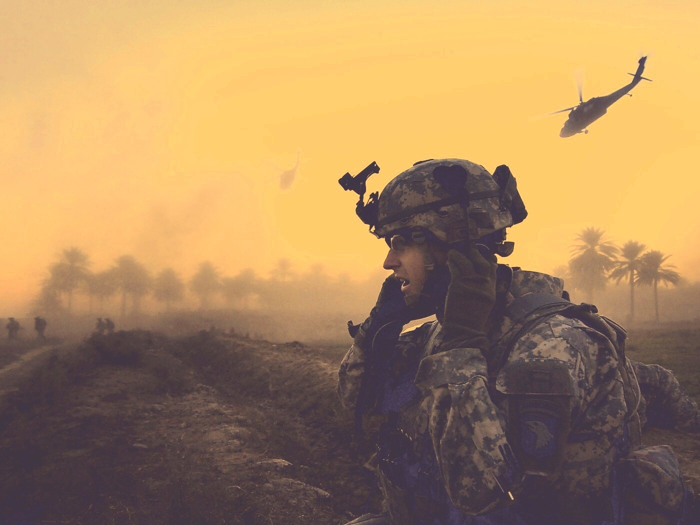 СОлдат во время боевых действий обои