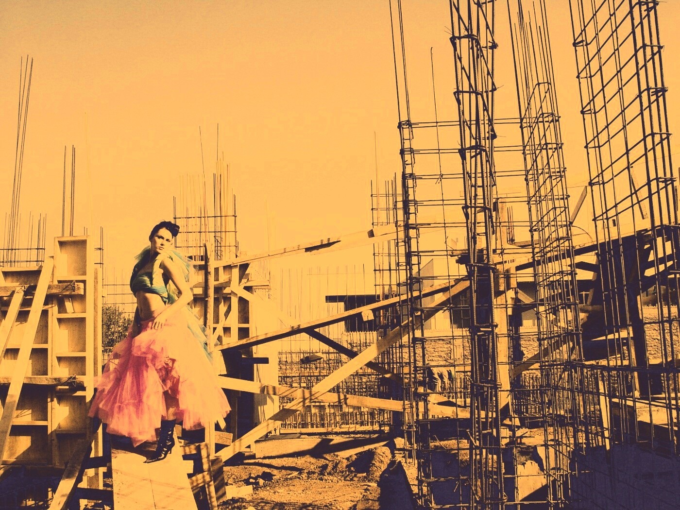 Девушка на стройке обои