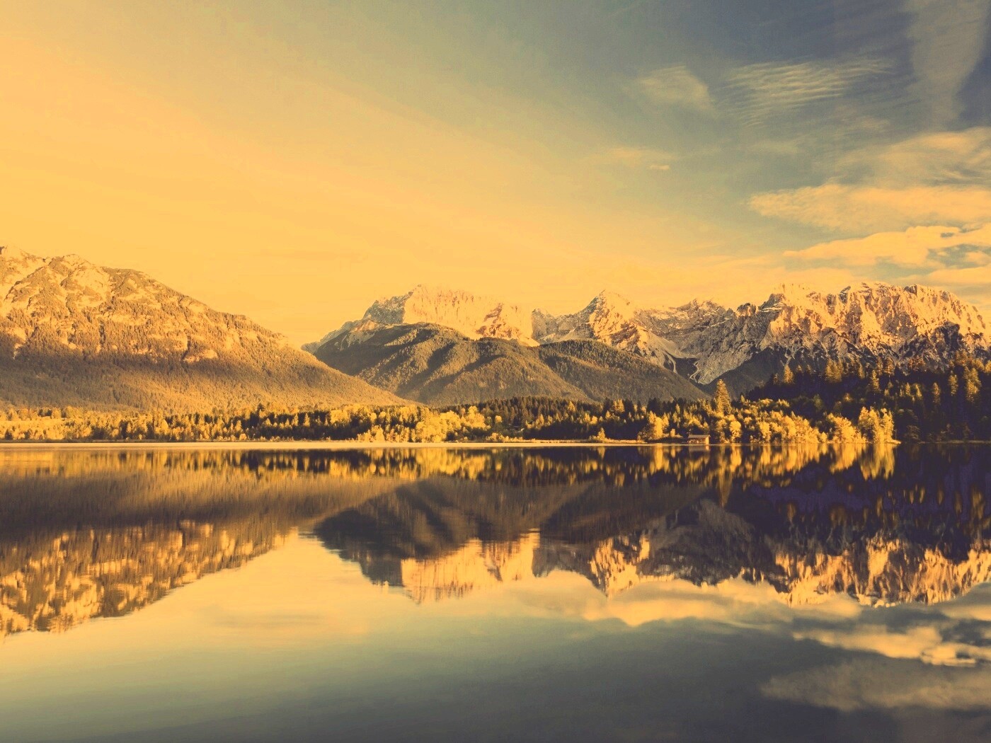 Горы отражаются в озере обои