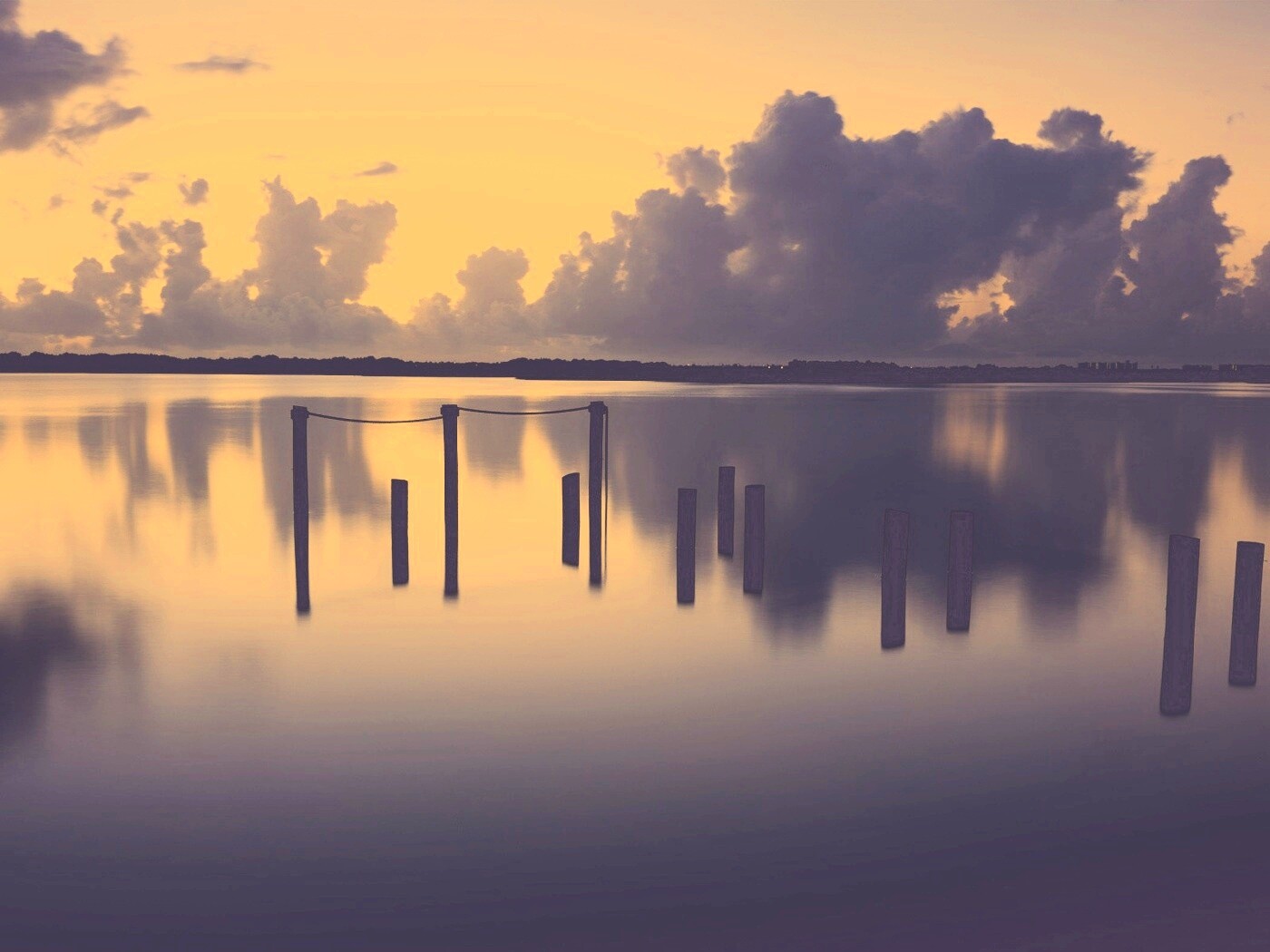 Столбики из воды обои