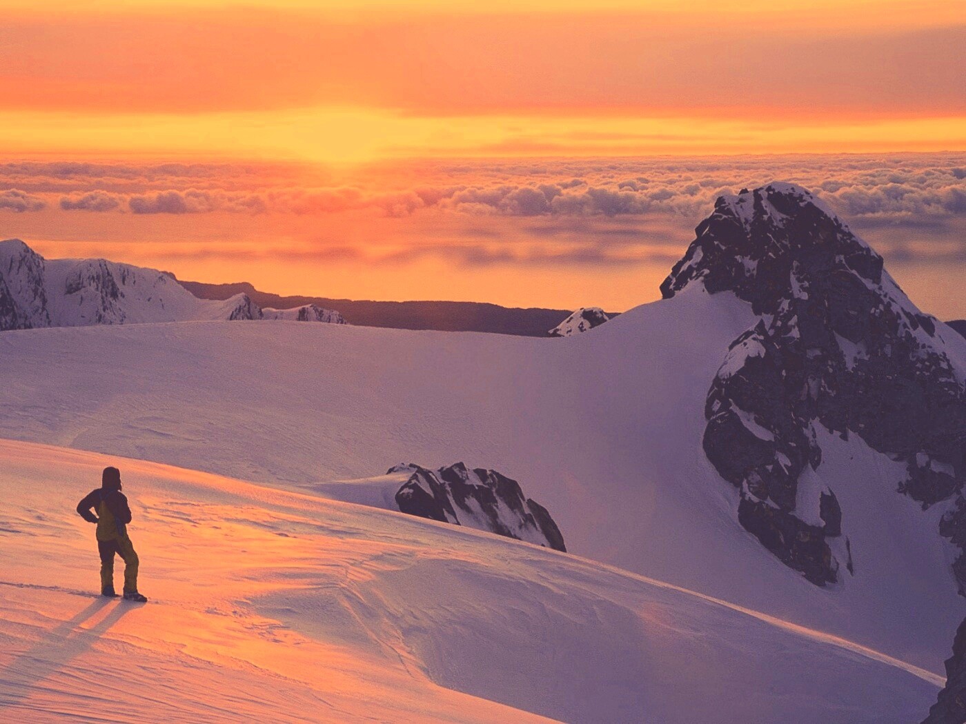 Путешественник в горах обои