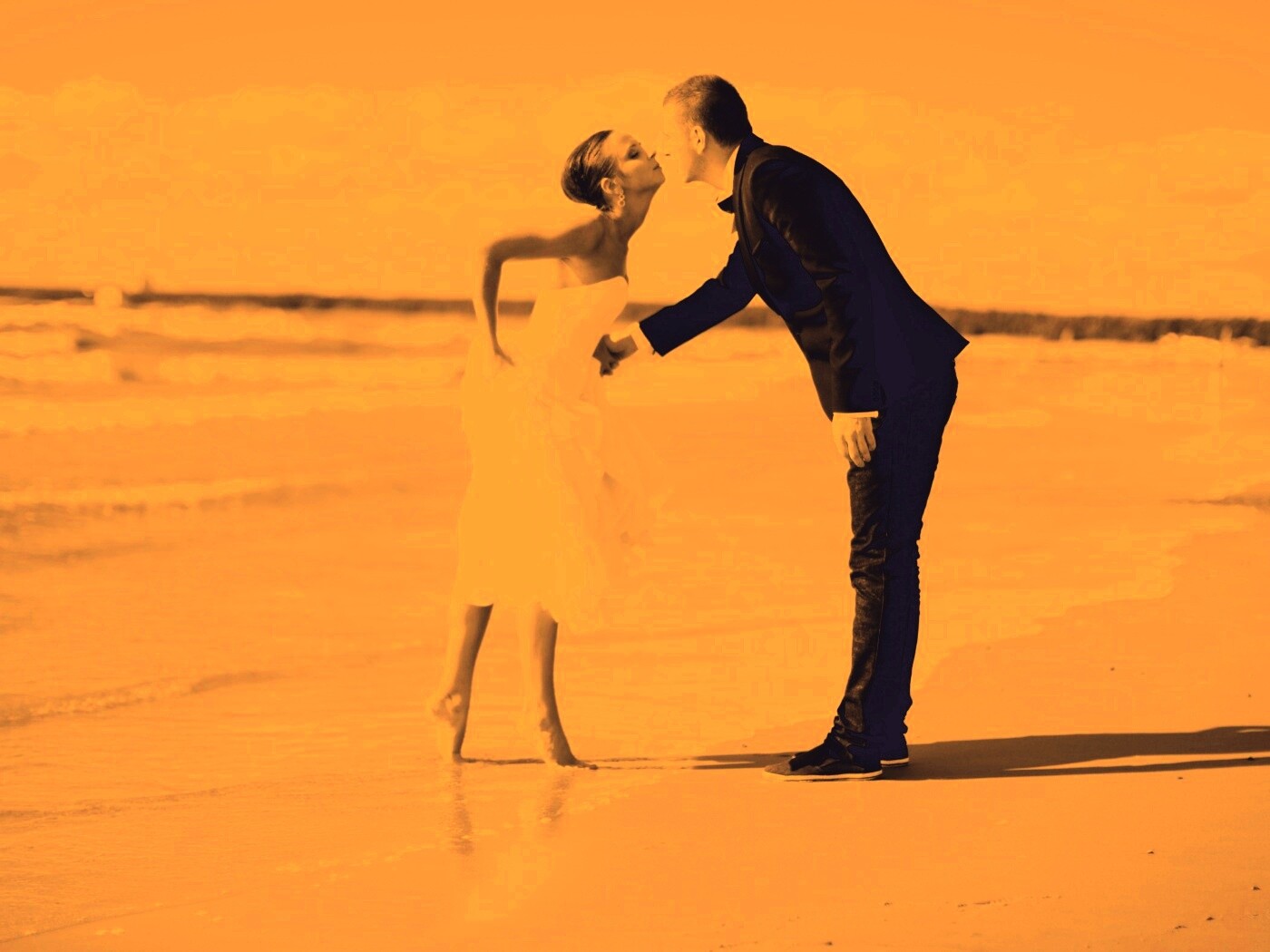 Поцелуй на пляже обои