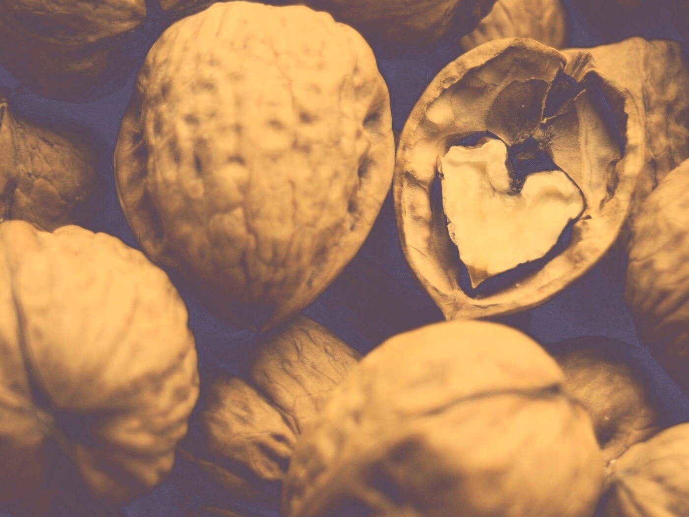 Расколотый орех обои