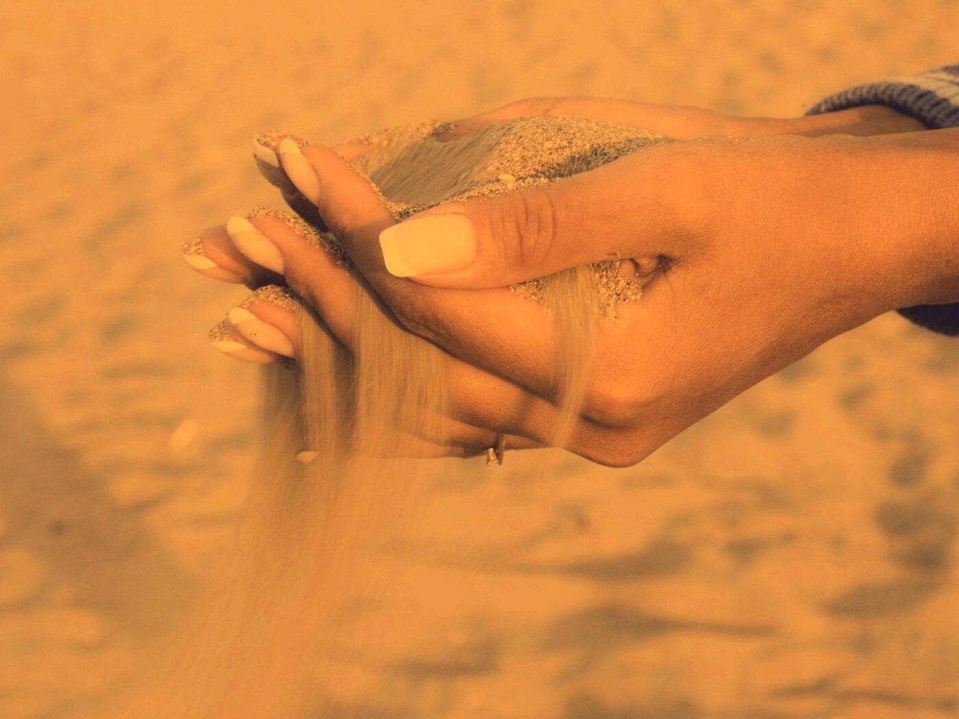 Песок сквозь пальцы обои