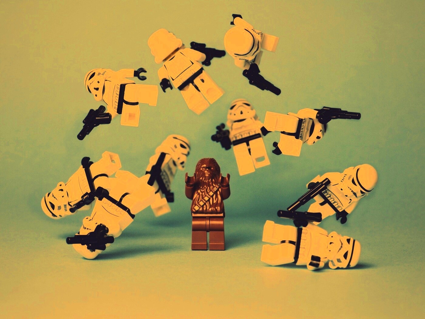 Чубака раскидывает имперских штурмовиков обои