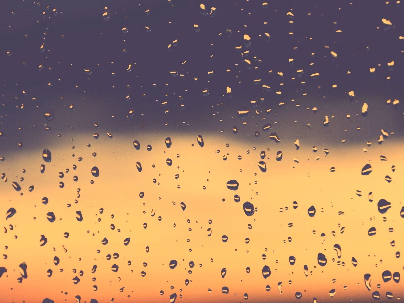 Капли на стекле обои