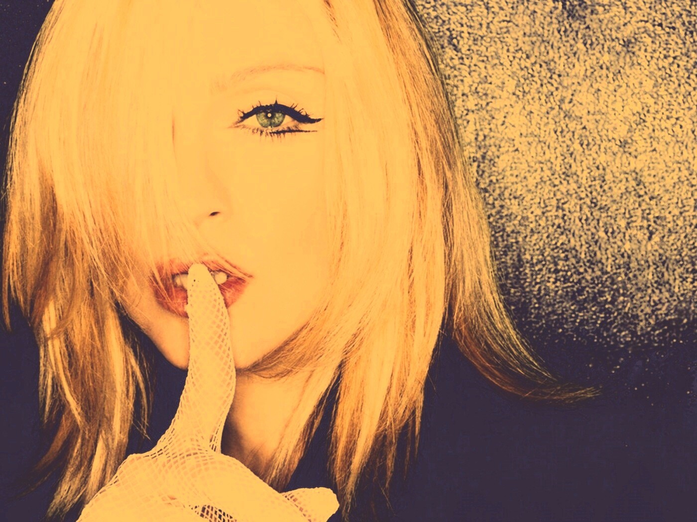 Мадонна прикладывает палец к губам обои