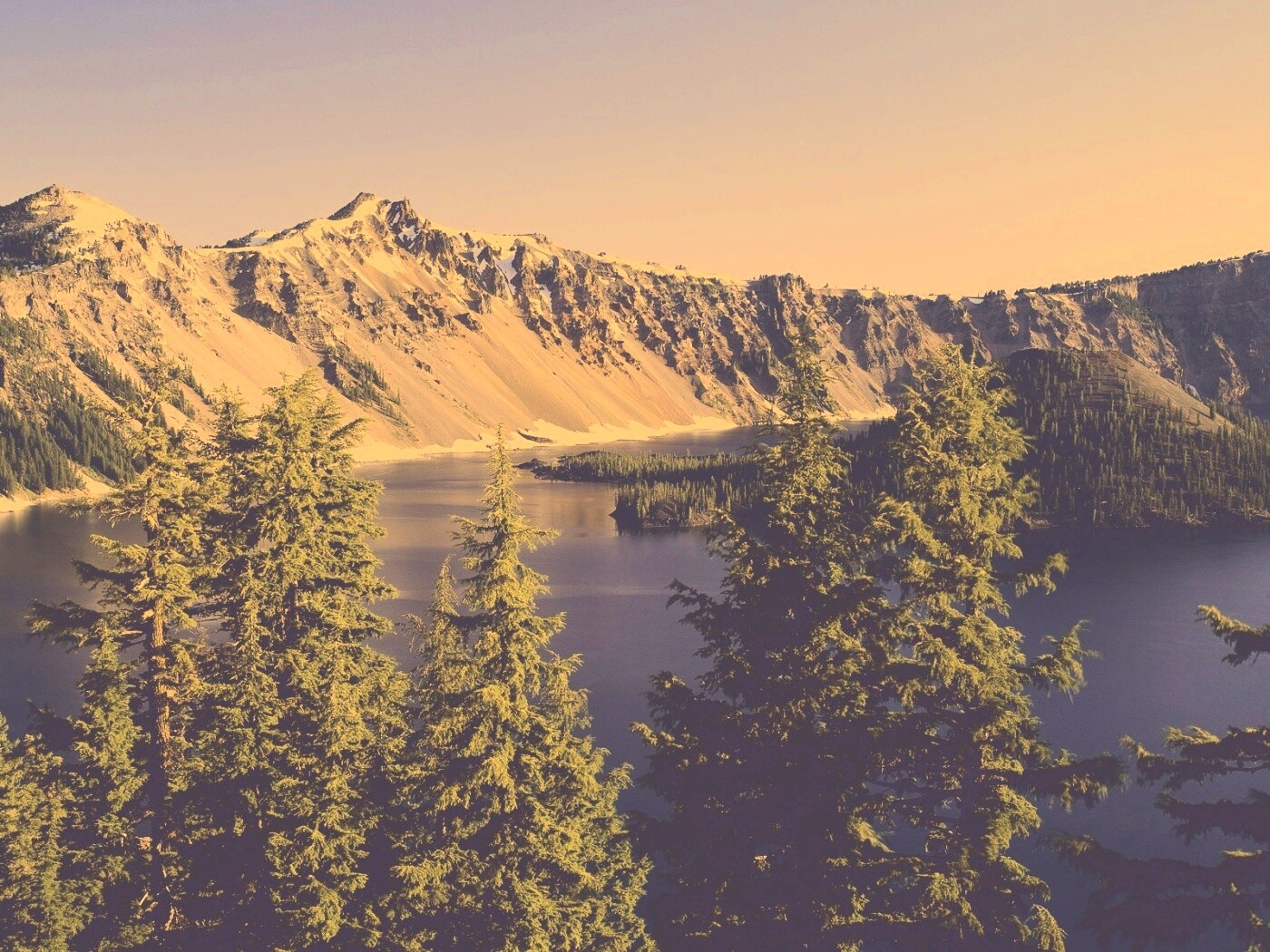 Озеро в кратере обои