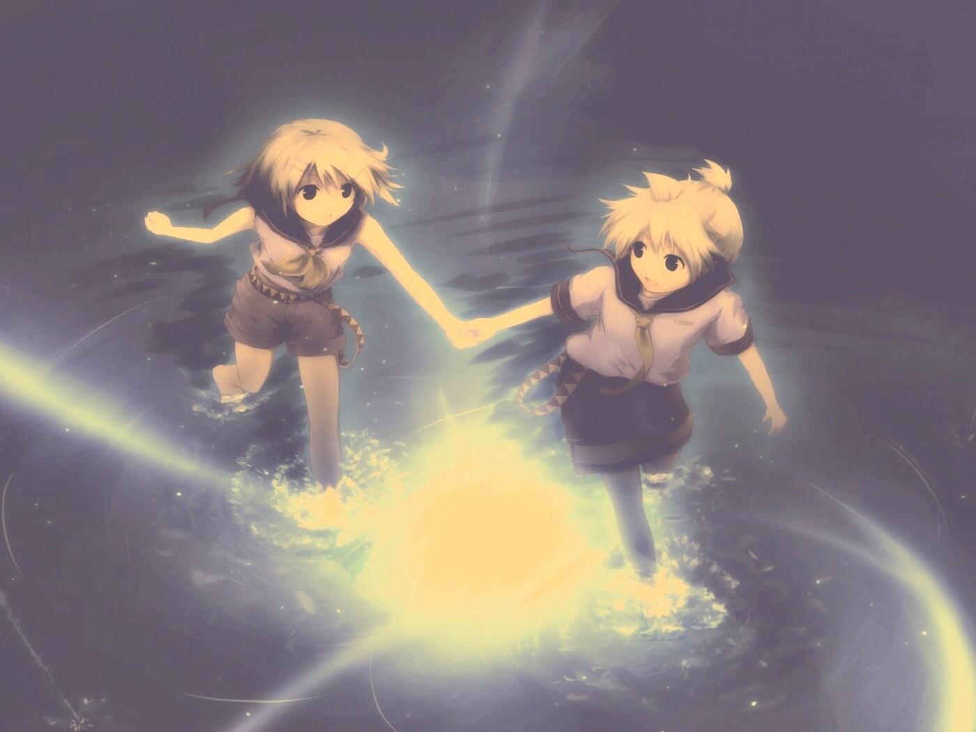 Девочки бегут по воде обои