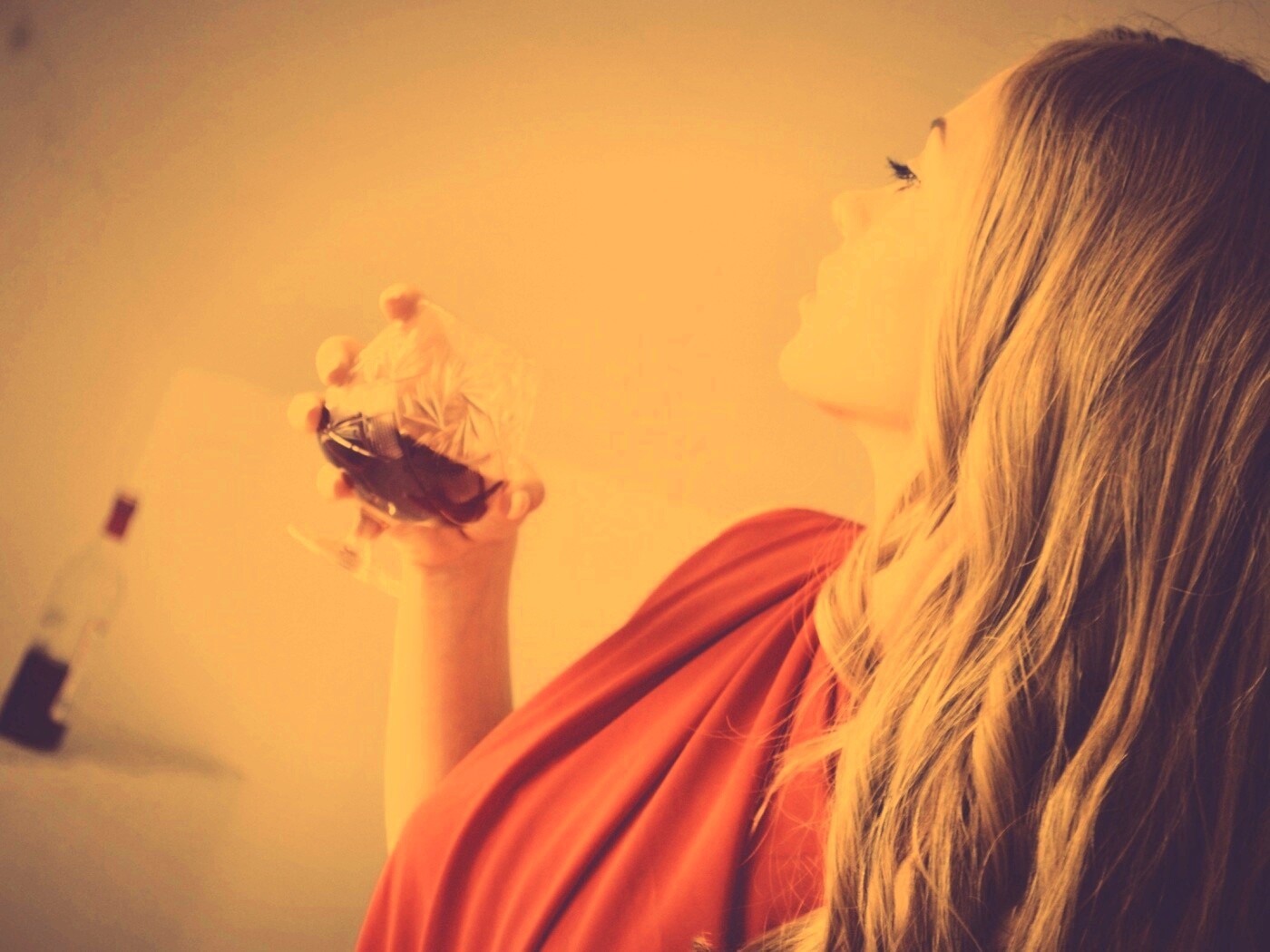 Девушка с бокалом обои