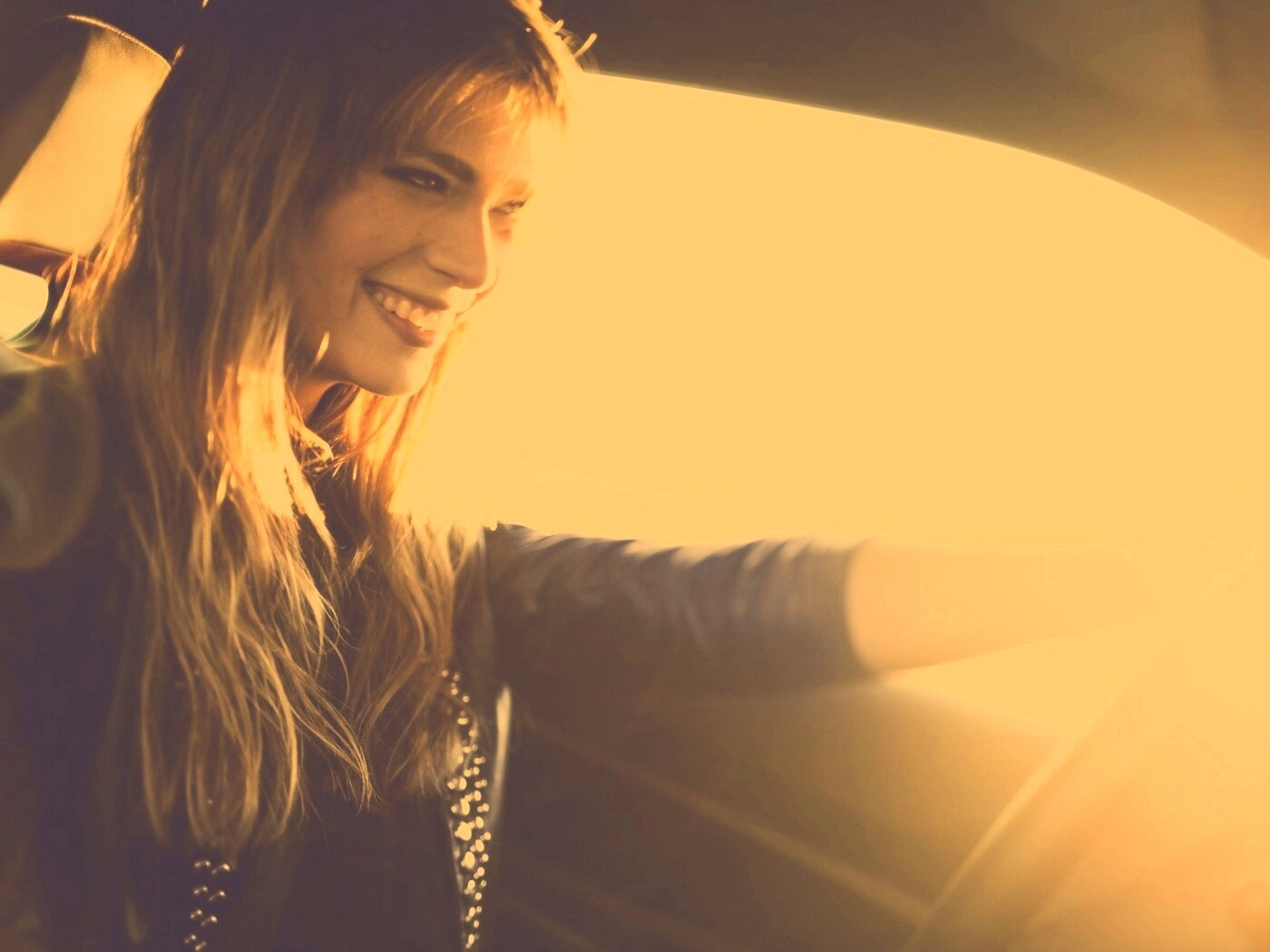 Девушка за рулем автомобиля обои