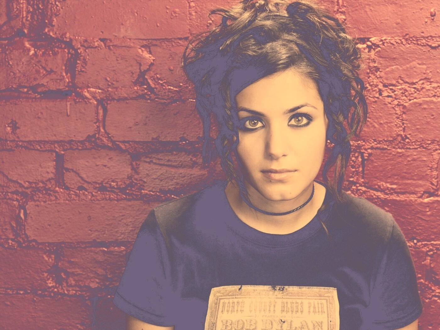 Подросток на фоне розовой кирпичной стены обои