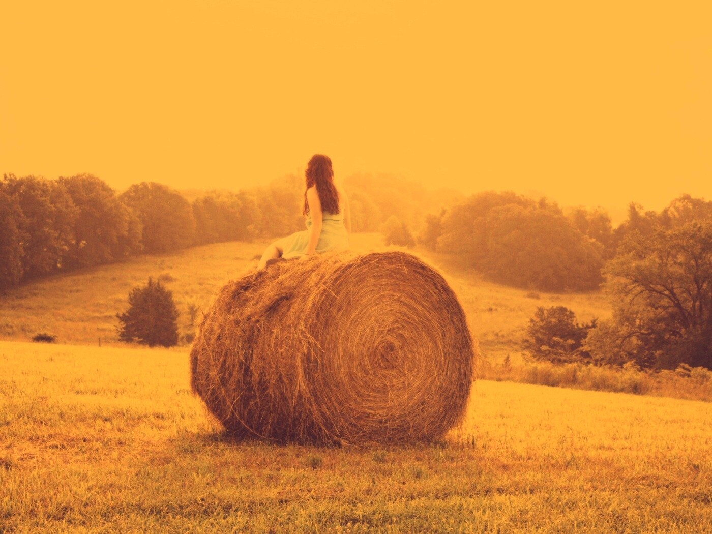 Девушка на снопе сена обои