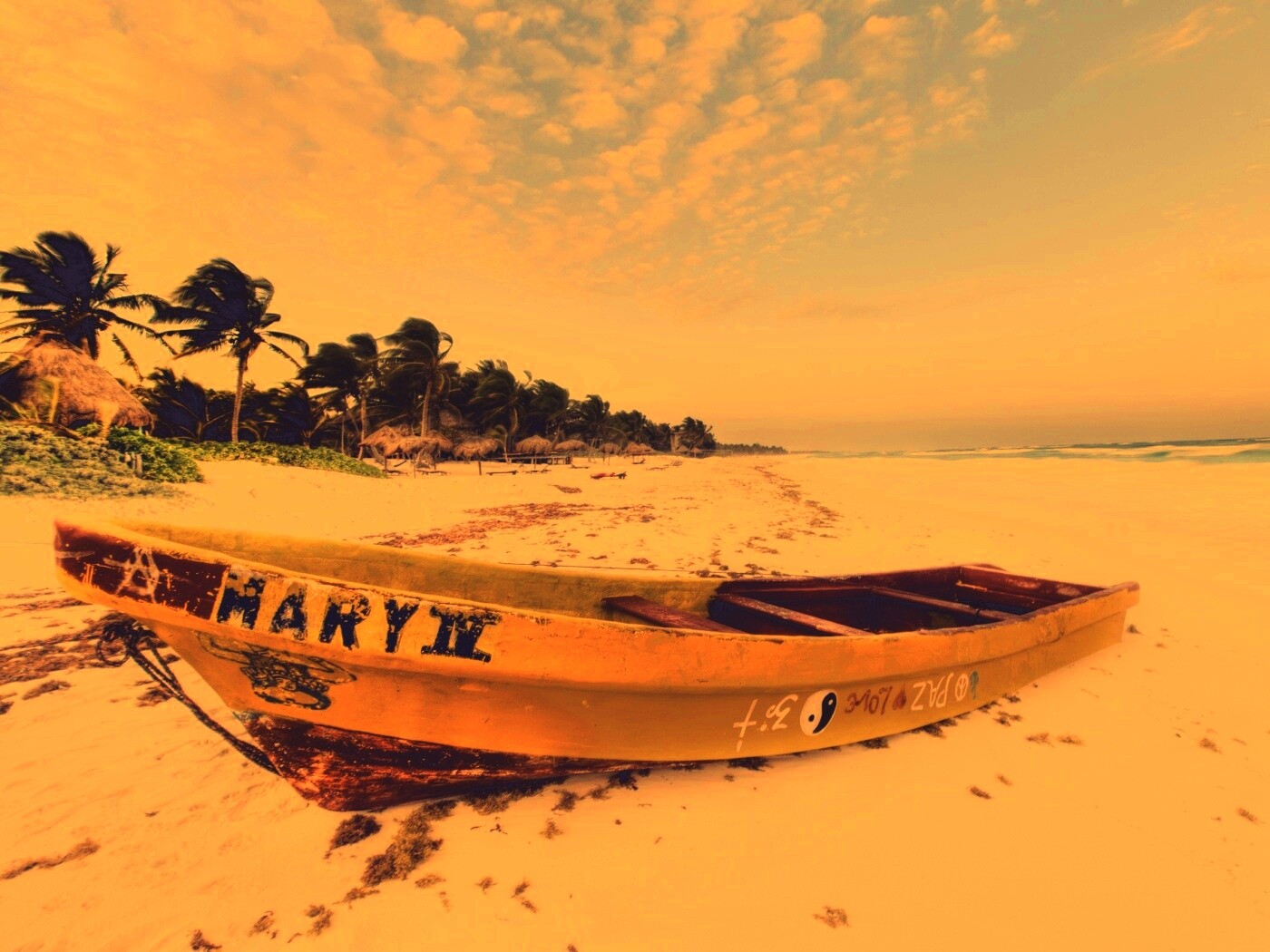 Лодка на берегу моря MARY IV обои