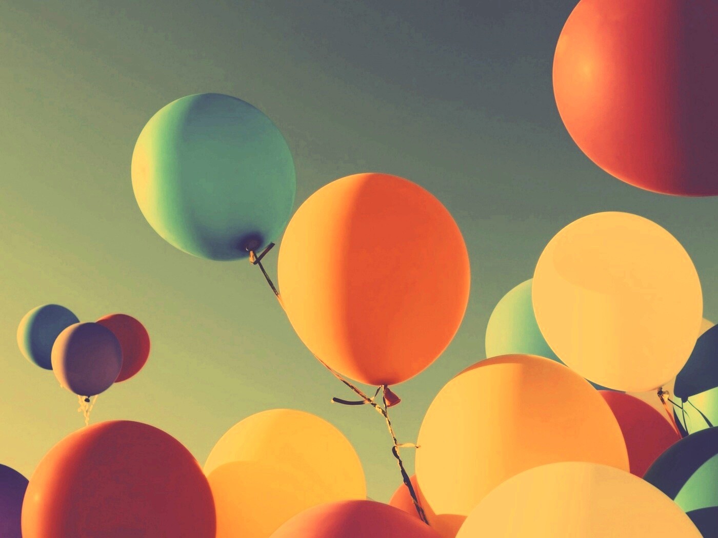 Разноцветные воздушные шарики обои