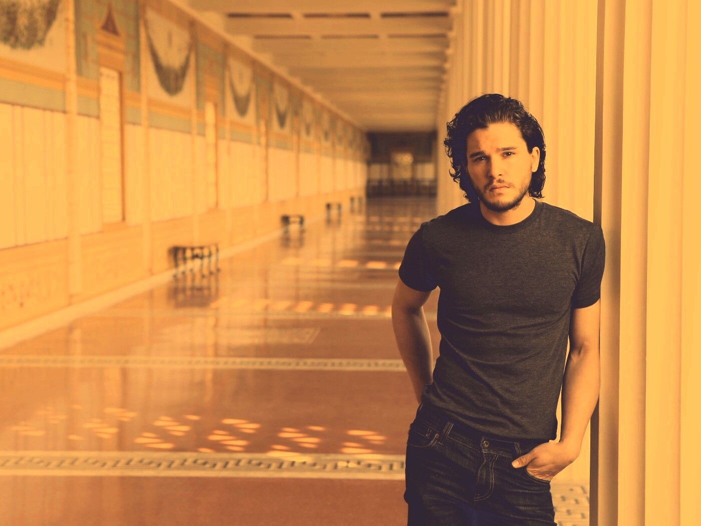 Кит Харингтон у колонны обои