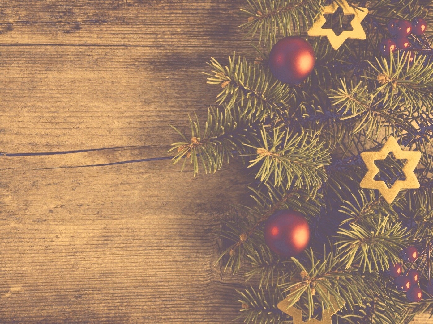 Новогодние игрушки на еловой ветке обои