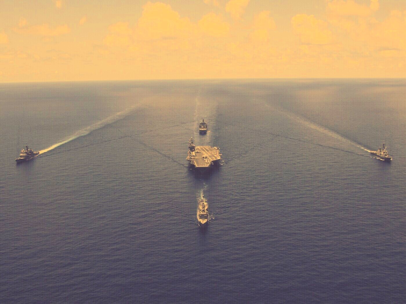 Авианосец с эскортом обои