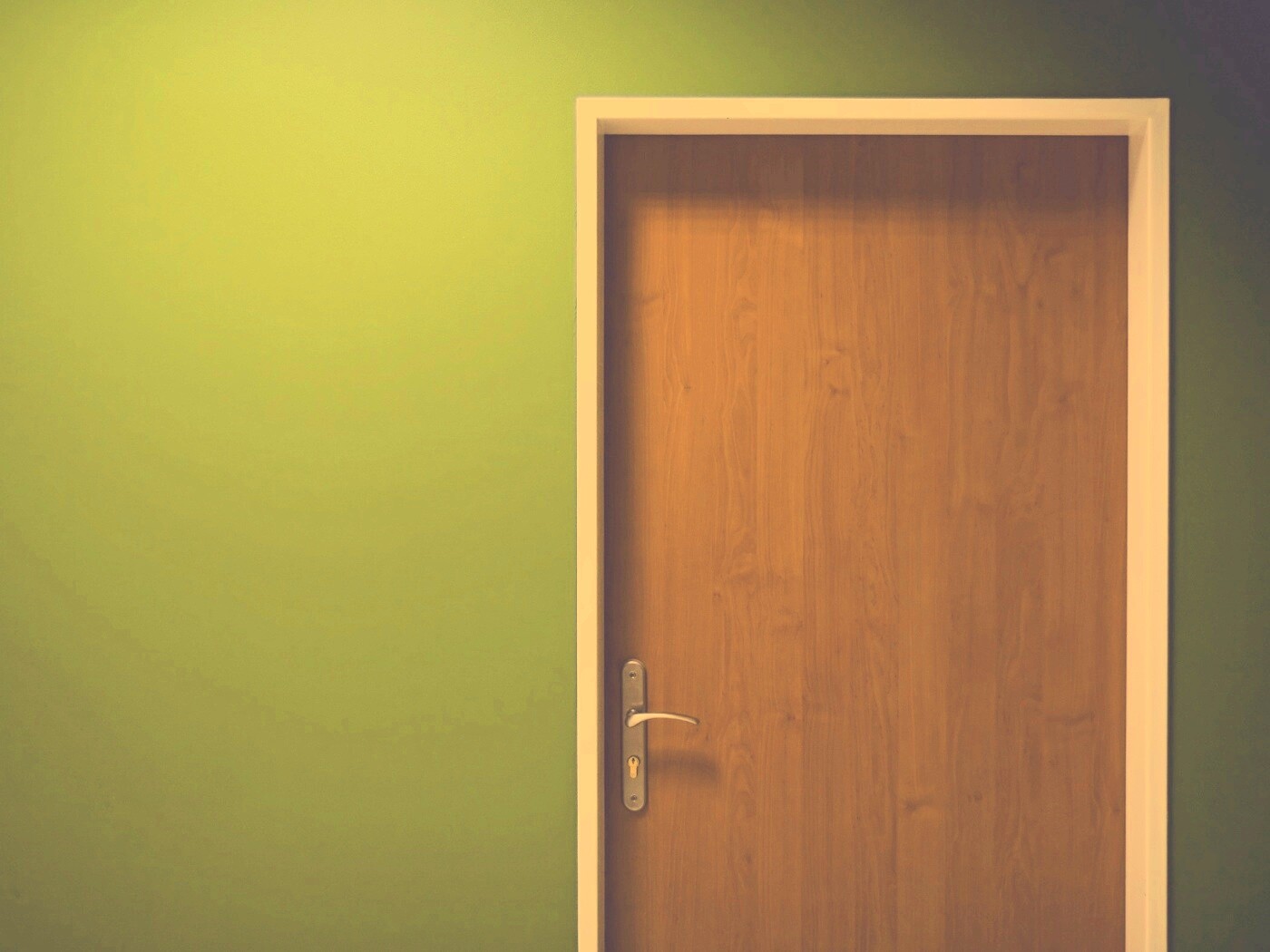 Дверь в стене обои