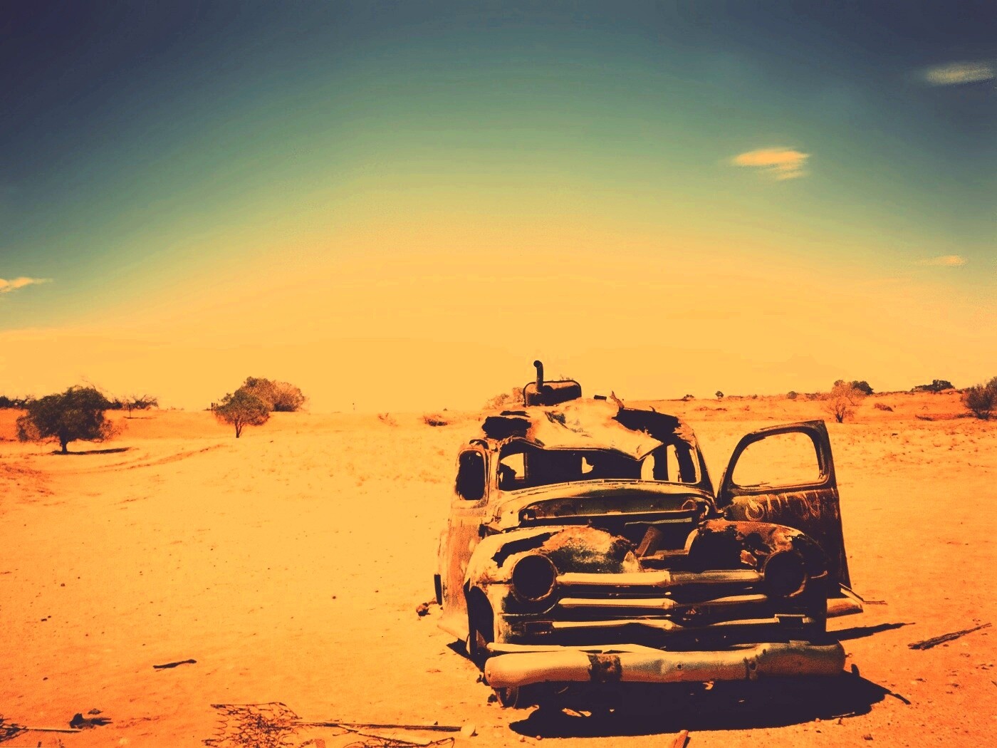 Брошенная в пустыне машина обои