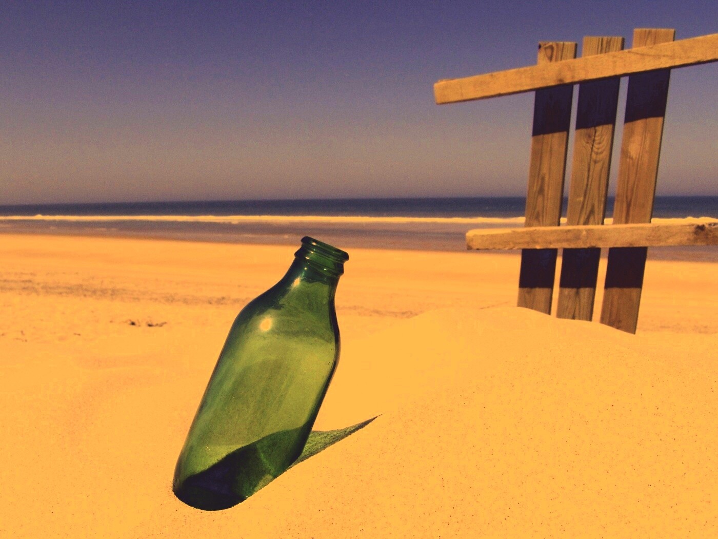 Бутылка на пляже обои