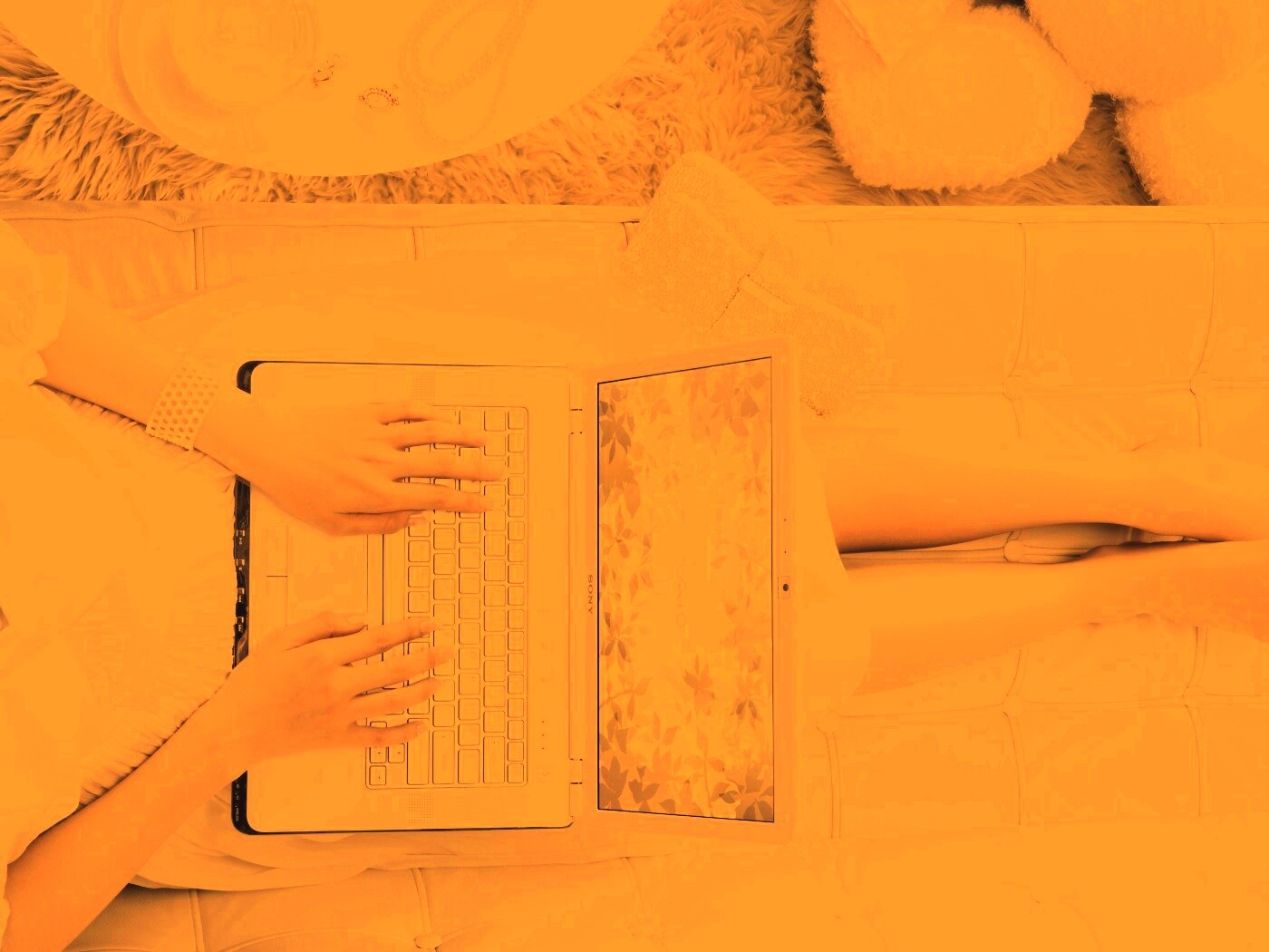 Девушка с ноутбуком vaio обои