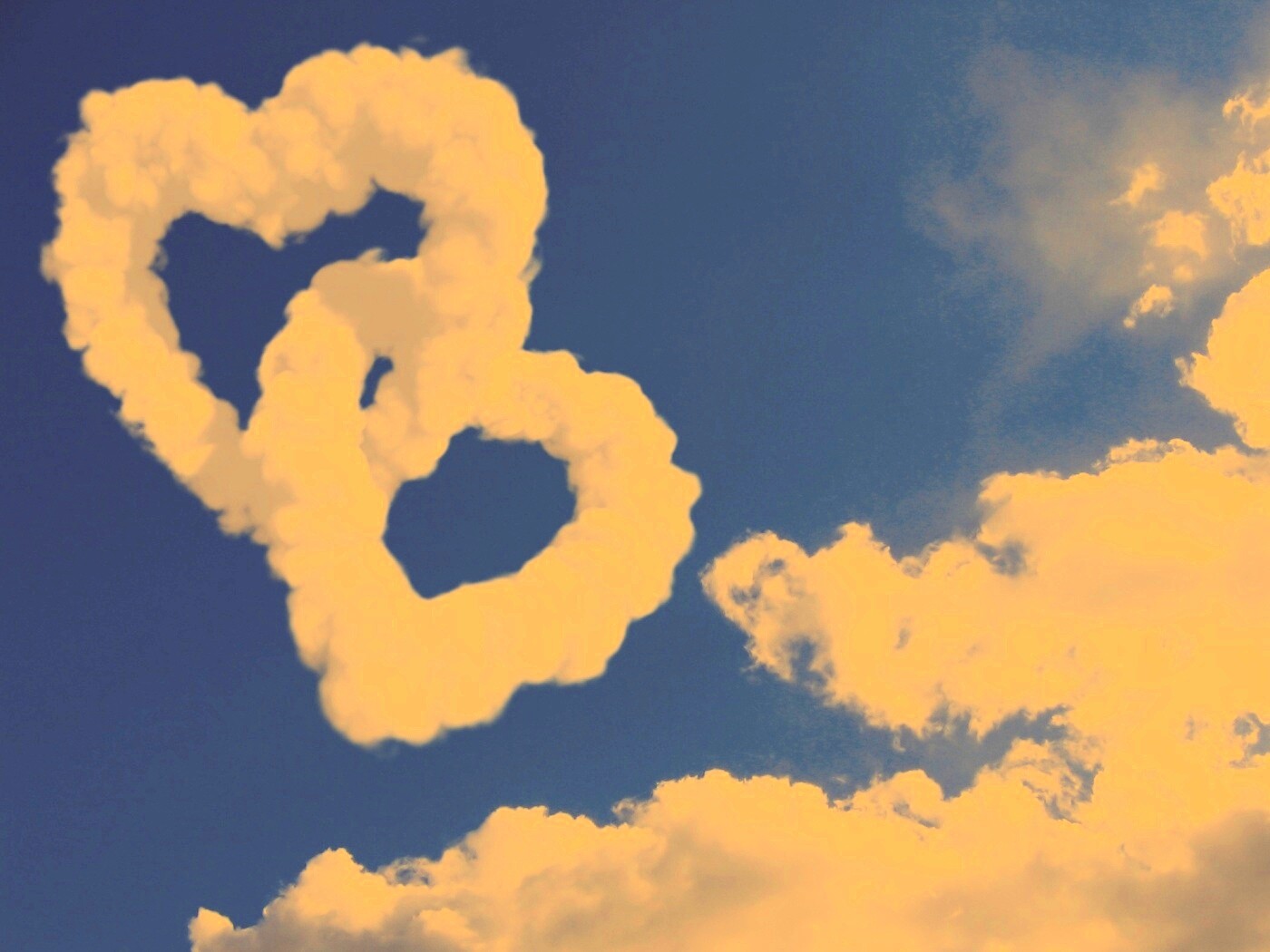 Облака в виде сердца обои