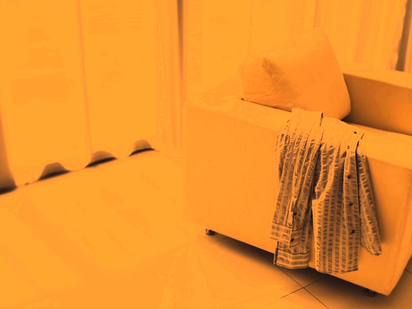 Рубашка на кресле обои