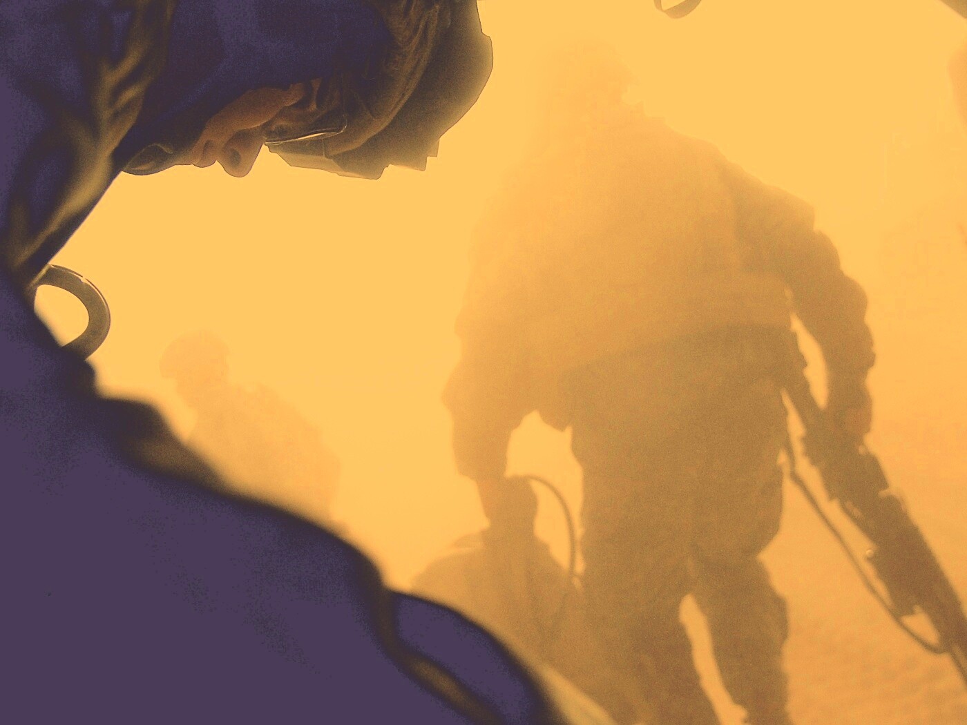 Солдаты выходят из броневика обои