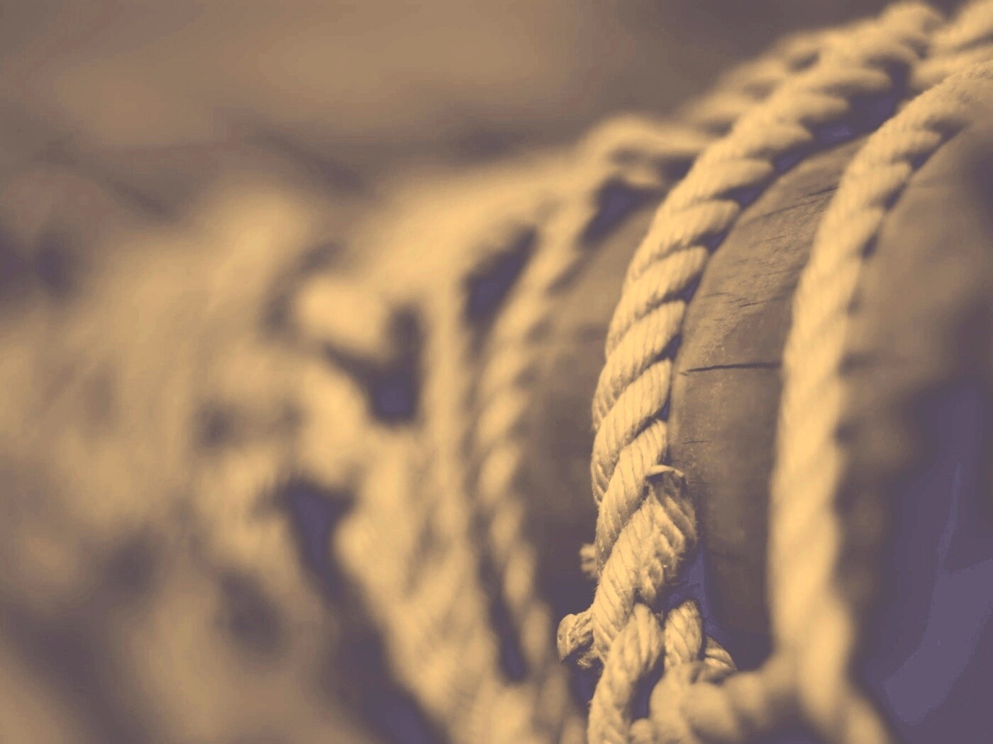 Веревка намотана на мачту обои