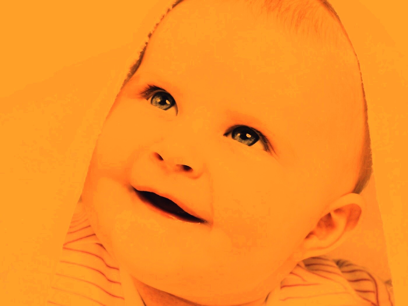 Малыш под полотенцем обои