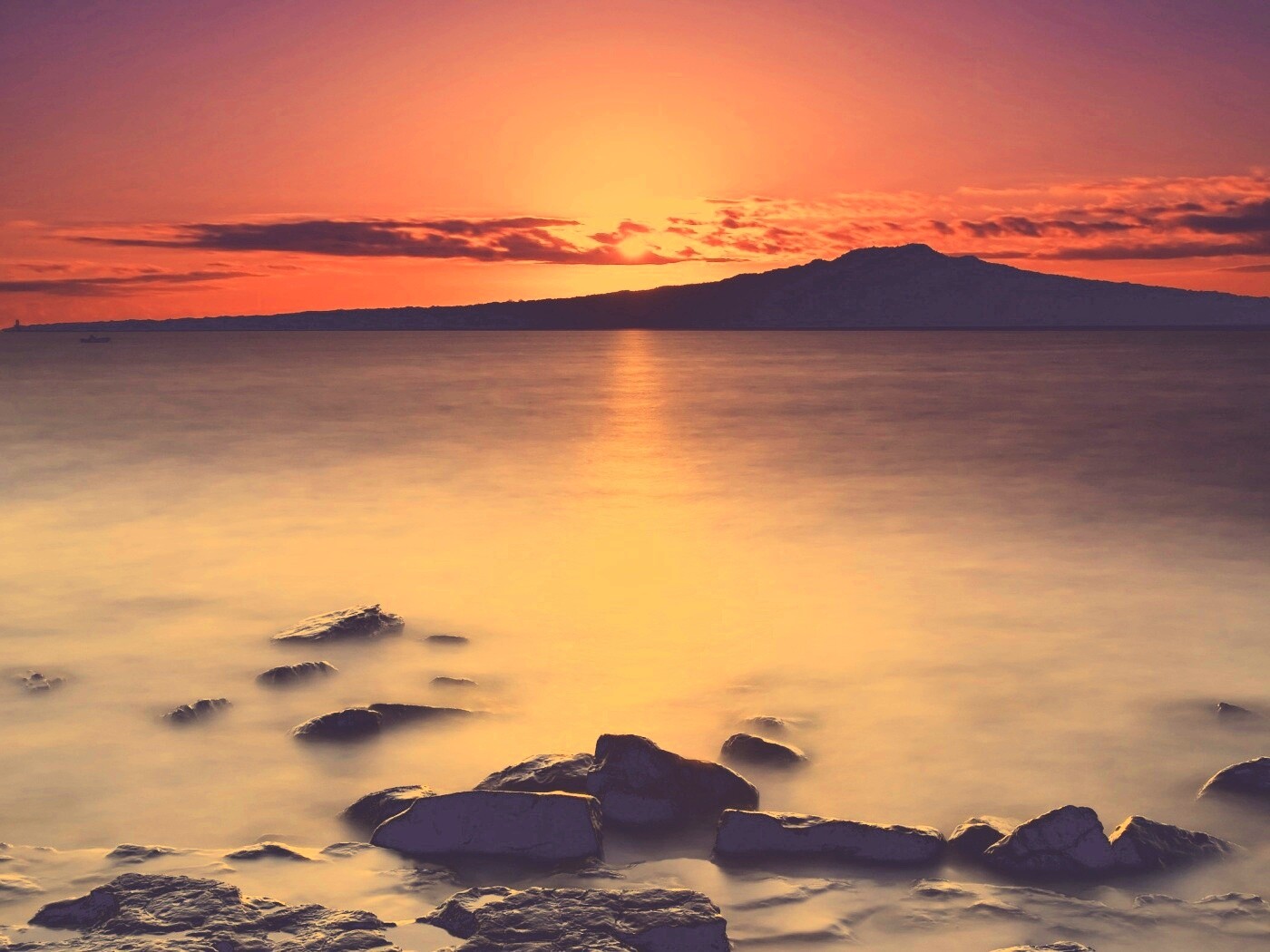 Восход над озером обои