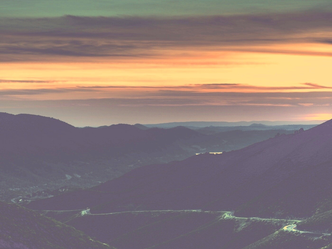 Закат на склонах гор обои