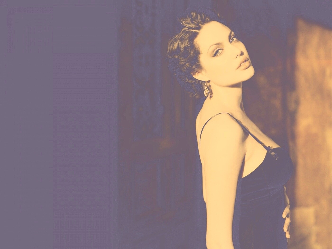 Анджелина Джоли в черном платье обои