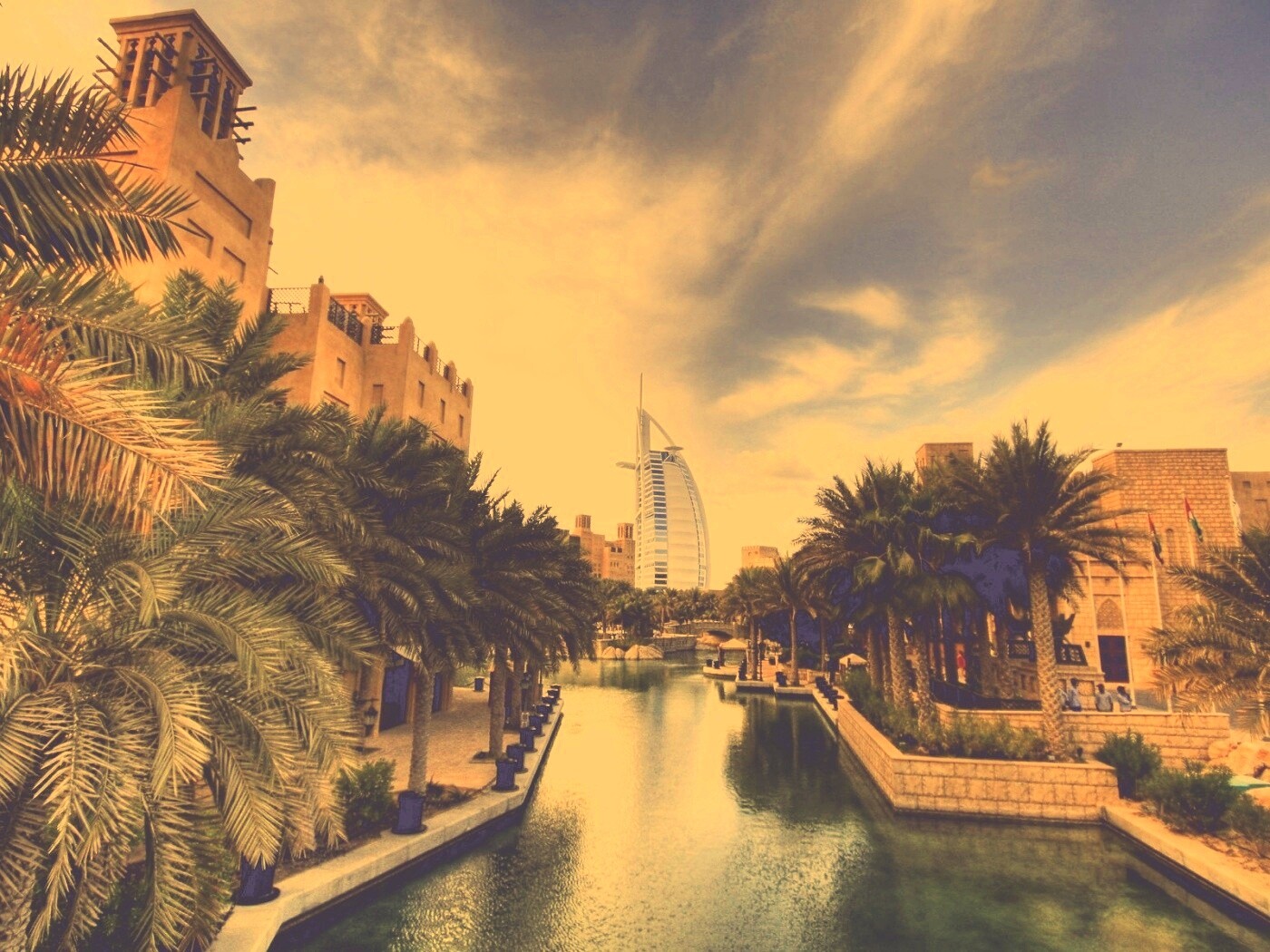 Вид на гостиницу Бурдж Аль Араб в Дубае обои