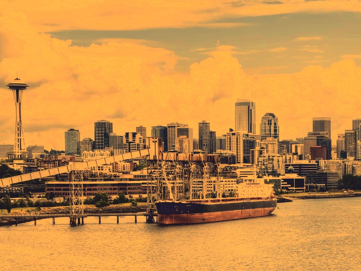 Баржа в ожидании отплытия обои